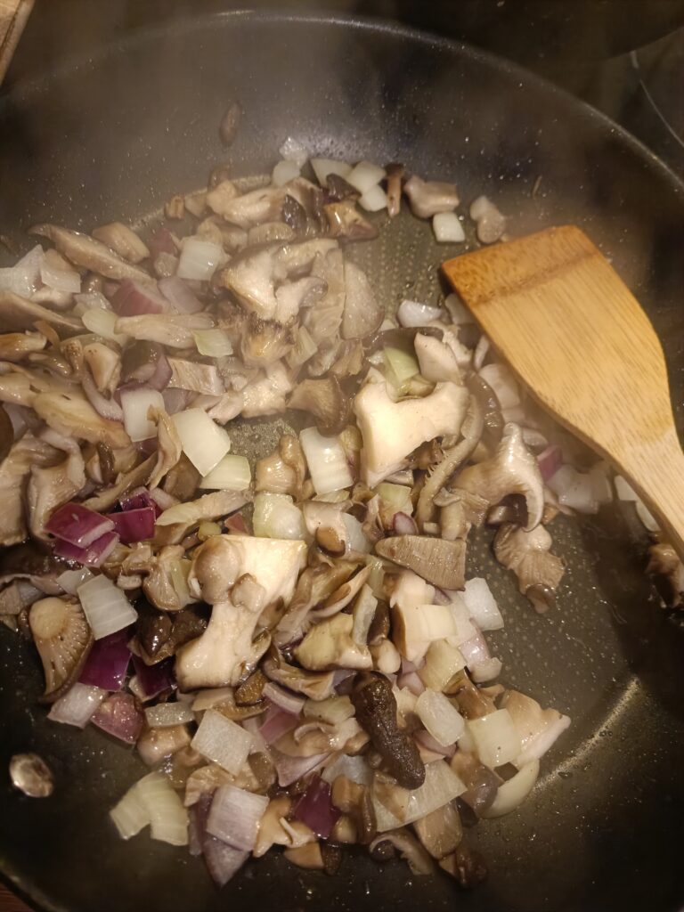 Superfood Austernpilz erkennen, Pilze in der Pfanne, Wirkung Wildpflanzen
