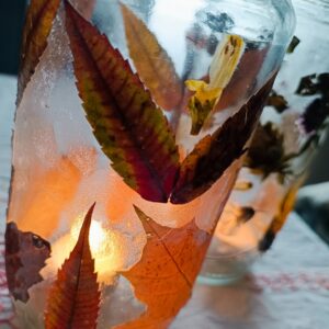 Windlichter mit bunten Herbstblättern
