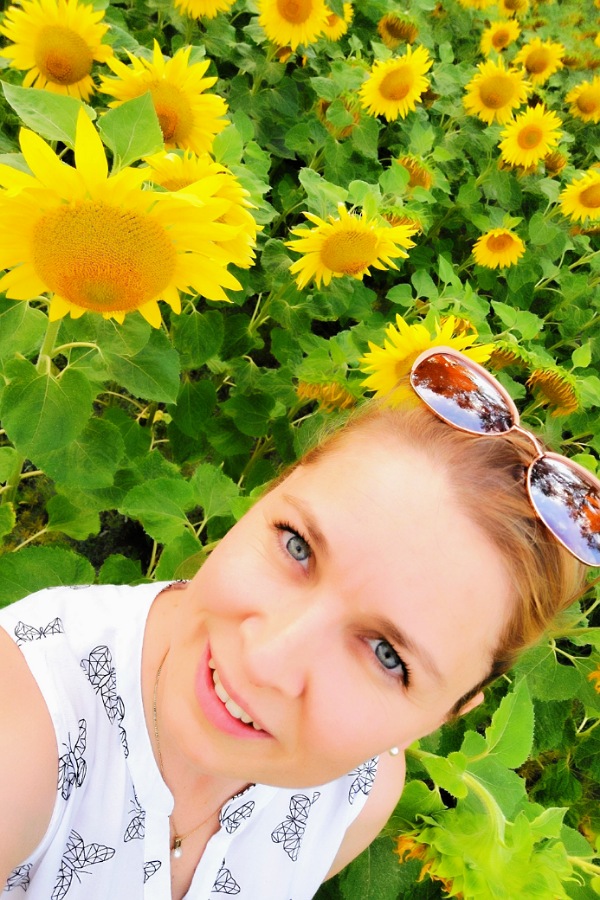 Selfie in einem Sonnenblumenfeld