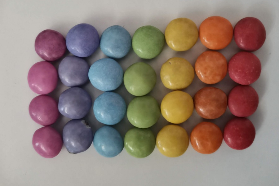 Schokolinsen nach Regenbogenfarben geordnet