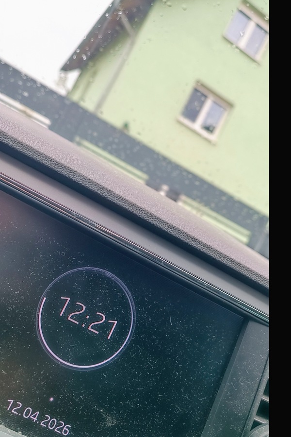 Uhr im Parkenden Auto, 12:21 Uhr, 12. April 2026
