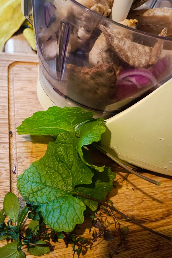 Fisch Bouletten mit Wildkräutern, Wildkräuterküche