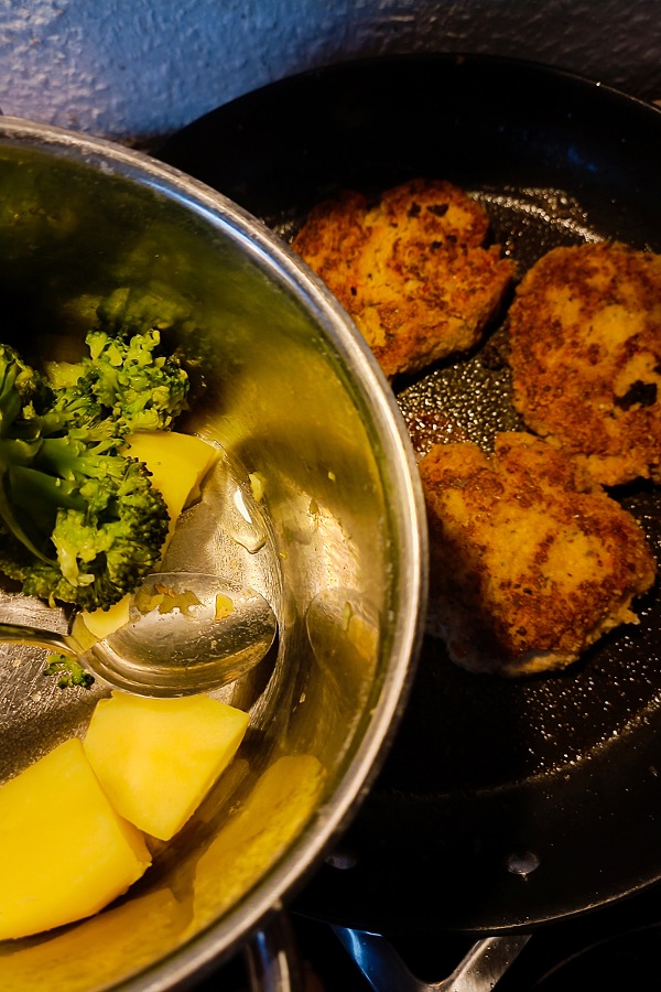 Fischbouletten mit Brokkoli und Kartoffeln.