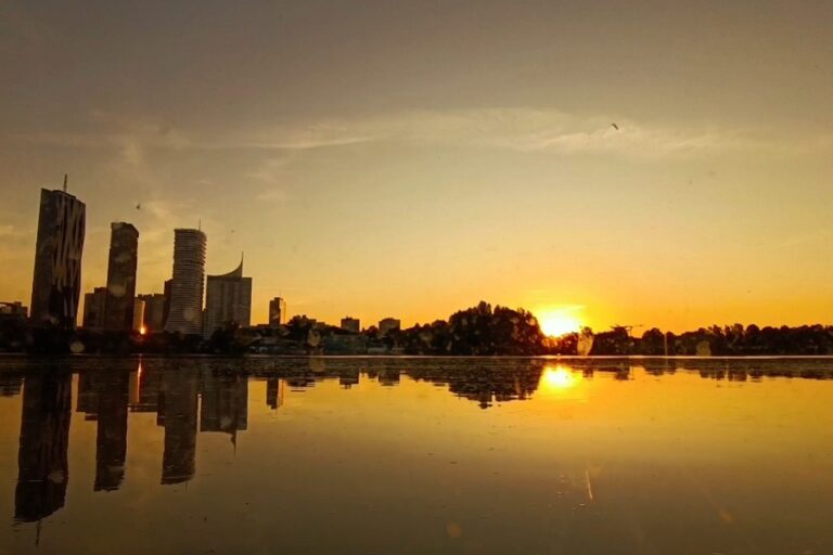 Sonnenaufgang über der Donau, an der gerade Niedrigwasser herrscht.