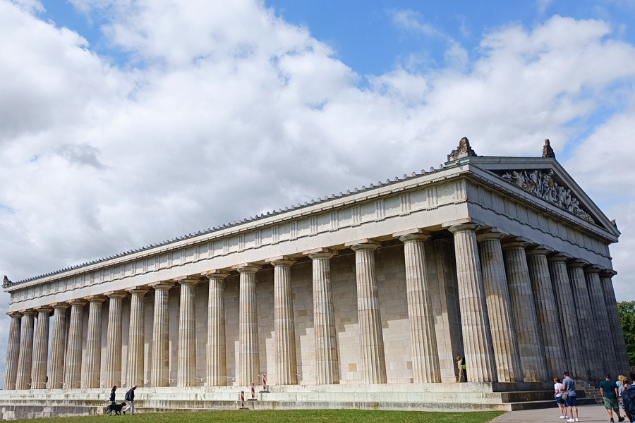 Ein im römischen Stil erbautes Gebäude mit vielen Säulen, Walhalla in der nähe von Regensburg
