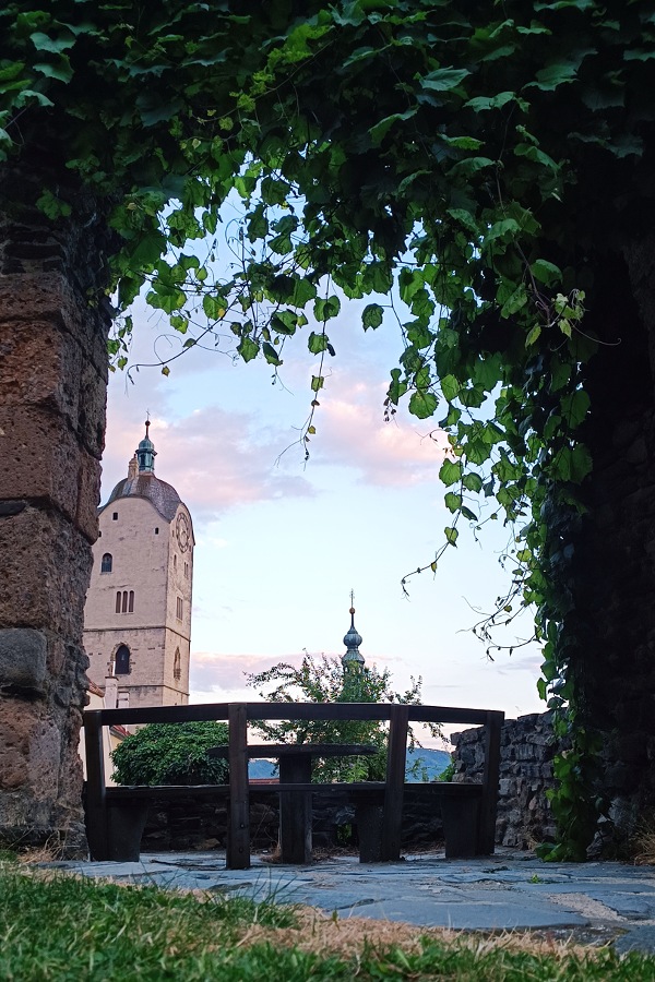 Ausblick durch einen Torbogen auf die Türme von Krems, Österreich