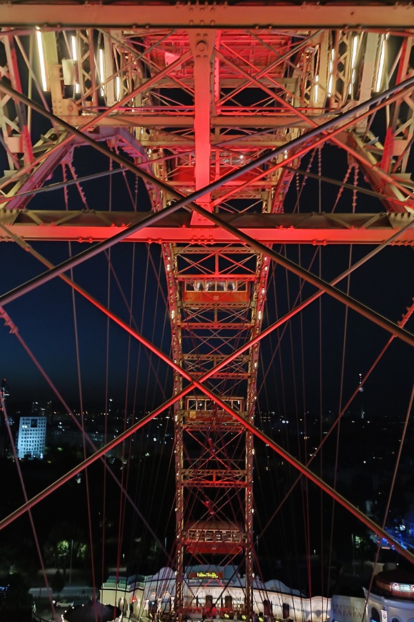 Blick aus einer Gondel auf das Gestänge des historischen Riesenrads im Prater von Wien