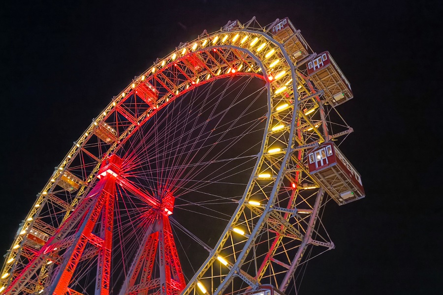 Blick von unten auf das historische Riesenrad im Prater von Wien