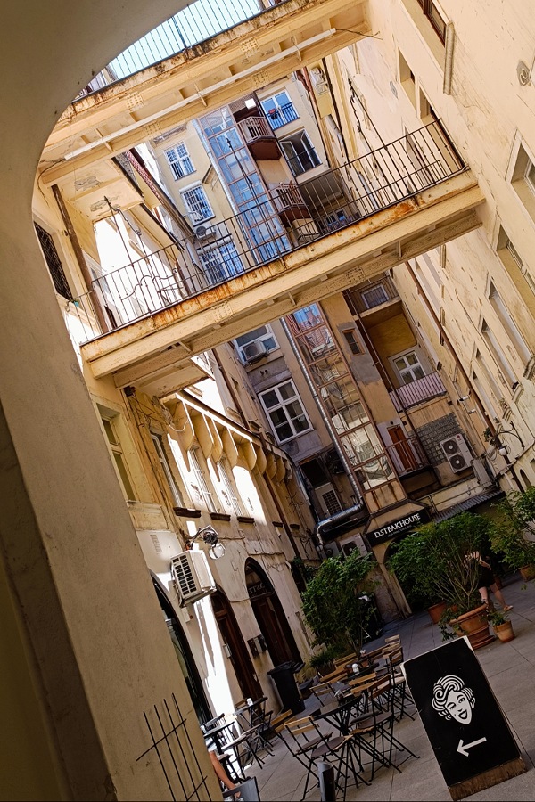 Blick in einen Innenhof von Bratislava