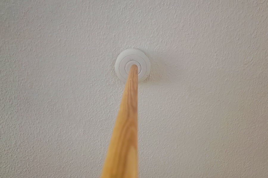 Rauchmelderwartung mit dem Besenstiel