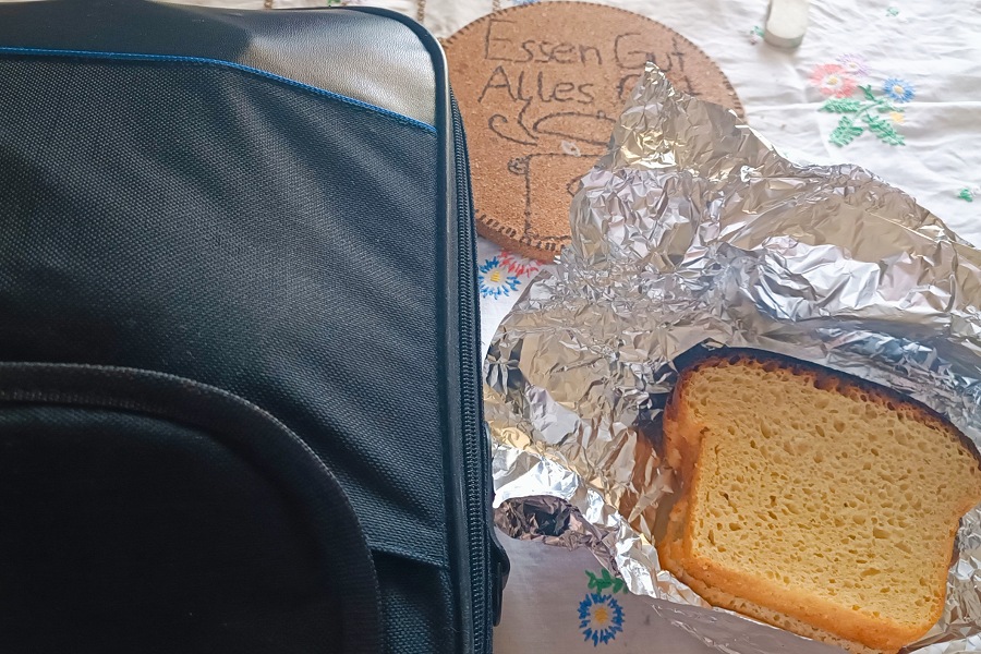 Frühstück und Laptop auf meinem Esstisch