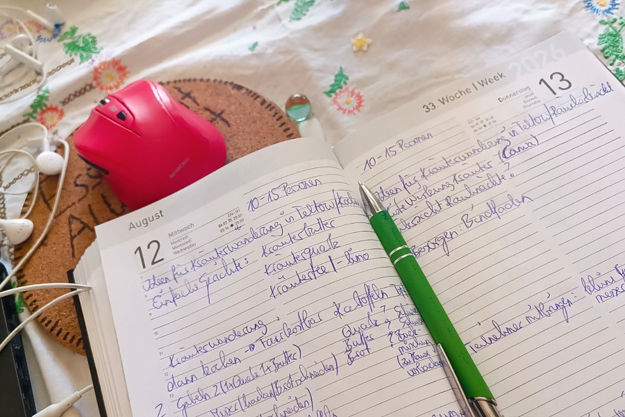 Erste handschriftliche Notizen für meine Kurs-Konzepte in einem analogen Jahresplaner