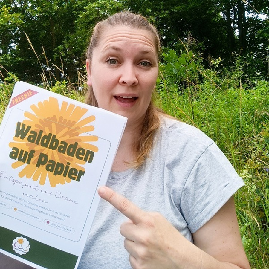 WIldKrautBraut Inga mitten im Grünen mit ihrem neuen Freebie "Waldbaden auf Papier" in der Hand