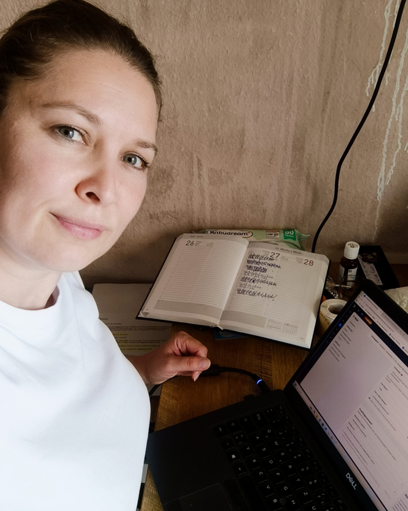 Ich beim Schreiben an meinem Laptop in Zusammenarbeit mit KI und meinem Analogen Jahresplaner