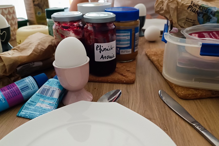 Ein reich gedeckter Frühstückstisch