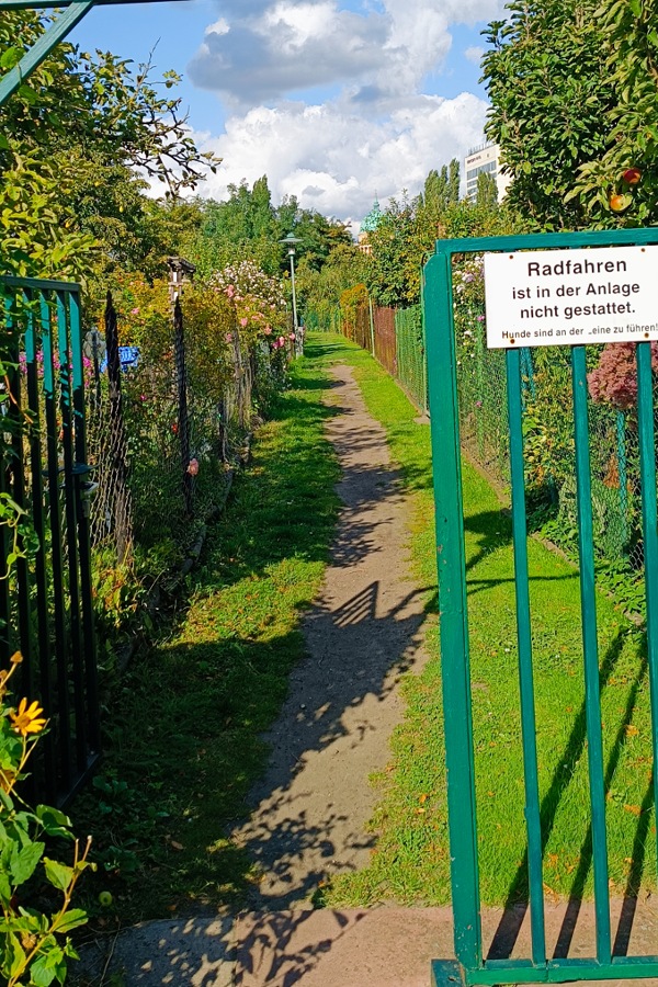 Eingang zur Gartensparte, gepflastert mit einem Schild "Radfahren in der Anlage nicht gestattet