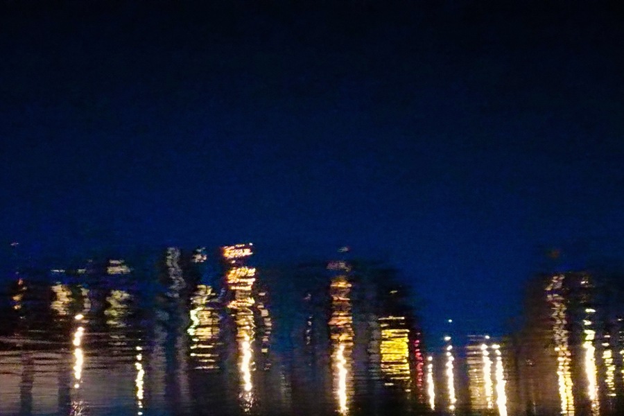 Spiegelung der Potsdamer Hafen Skyline gegenüber der Dampferanlegestelle im Wasser