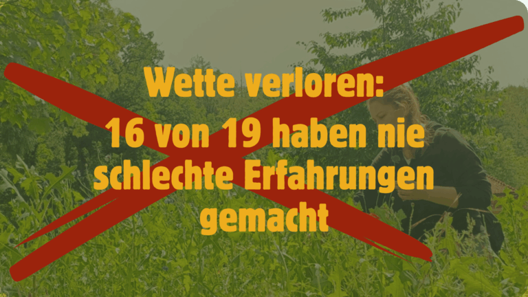 Ich stehe in einer Wiese und sammle, das ist mit einem großen roten Kreuzdurchgestrichen und der Text darüber schreibt: Wette verloren: 16 von 19 haben nie schlechte Erfahrungen gemacht
