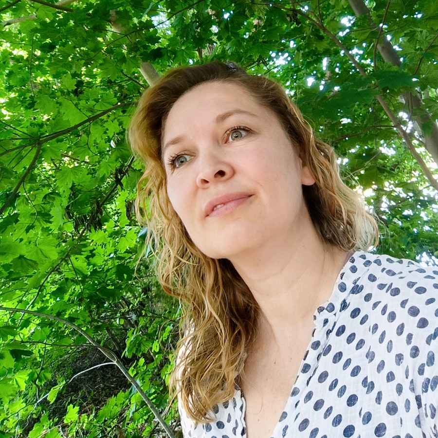 Inga von WildKrautBraut umgeben von Natur